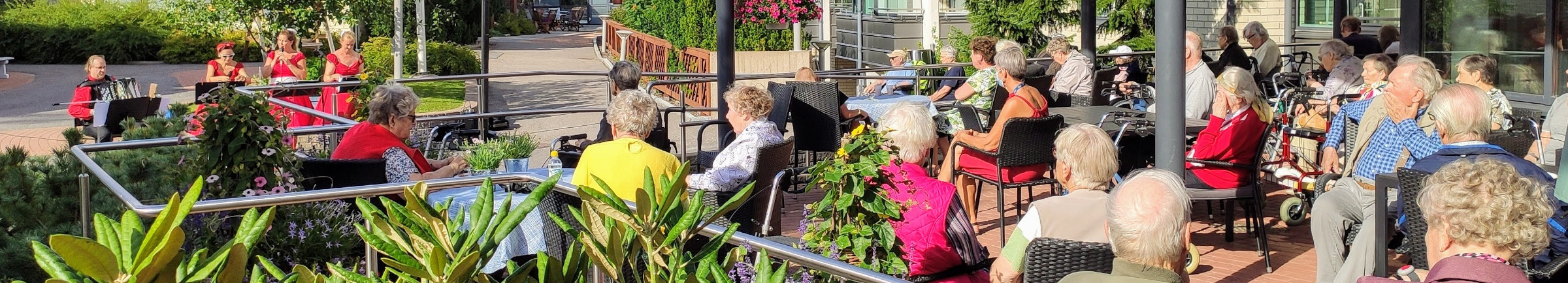 Ihmiset istuvat terassilla