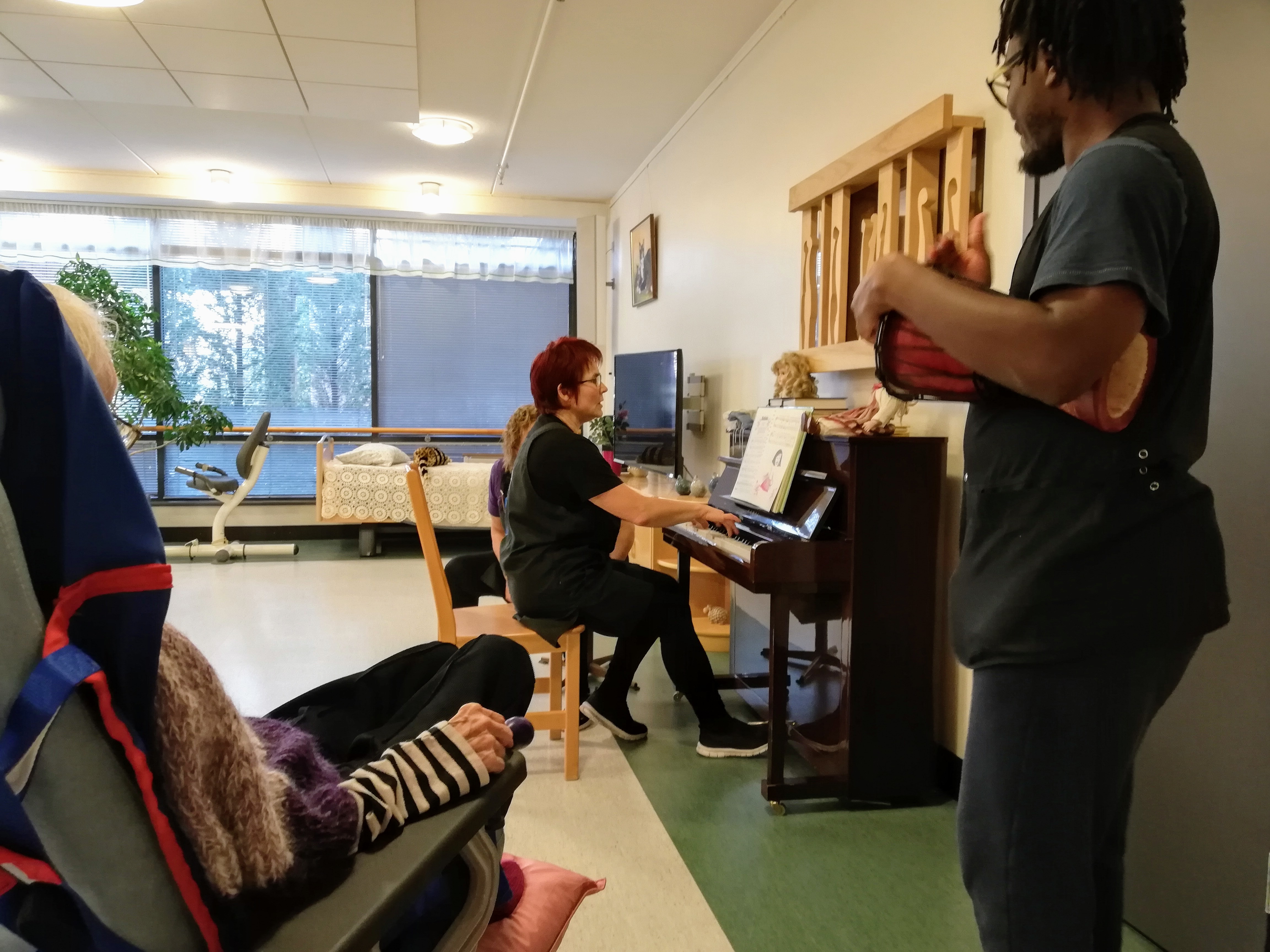 Hoitajat soittavat pianoa