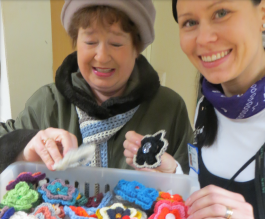 Vanhempi ja nuorempi nainen toimivat yhdessä.