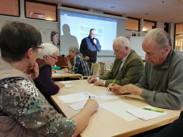pelaajat miettivät tietokilpailun vastausta