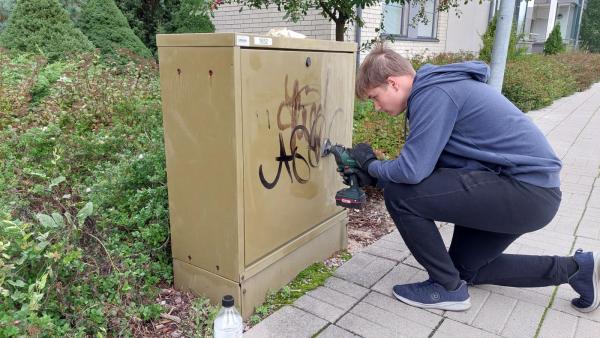 mies hioo sähkökaappia