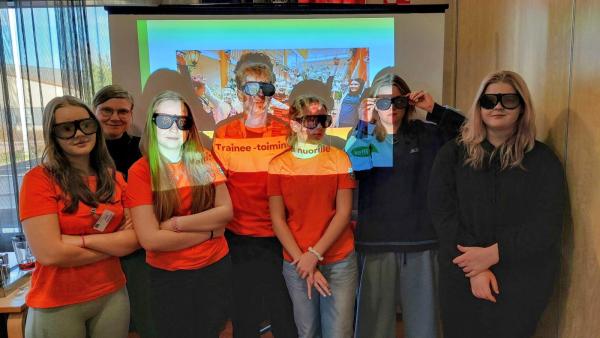 nuoret seisovat valokeilassa