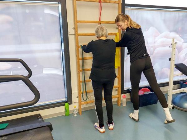 Fysioterapian opiskelija ohjaa kuntoryhmää