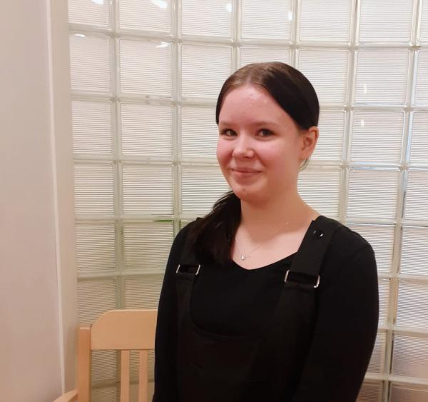 Tyttö katsoo kameraan