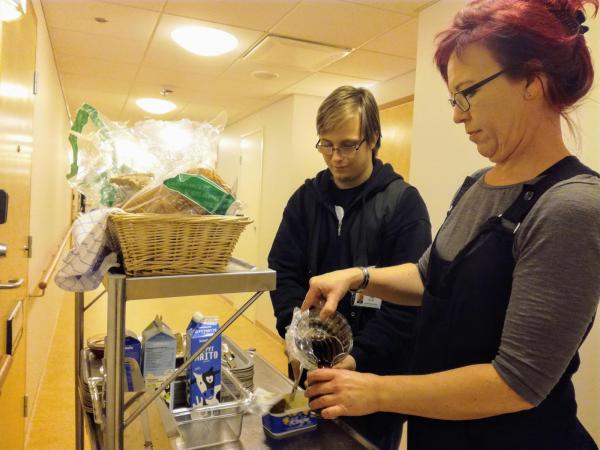 Nainen kaataa mehua lasiin