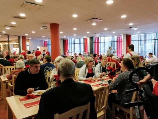 ihmisiä istuu ravintolassa