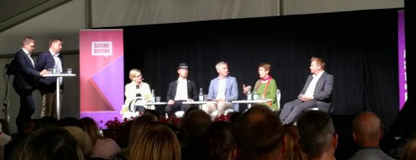 Ihmiset keskustelevat SuomiAreenan lavalla