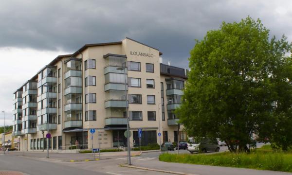 Ilolansalon rakennus kadun varressa