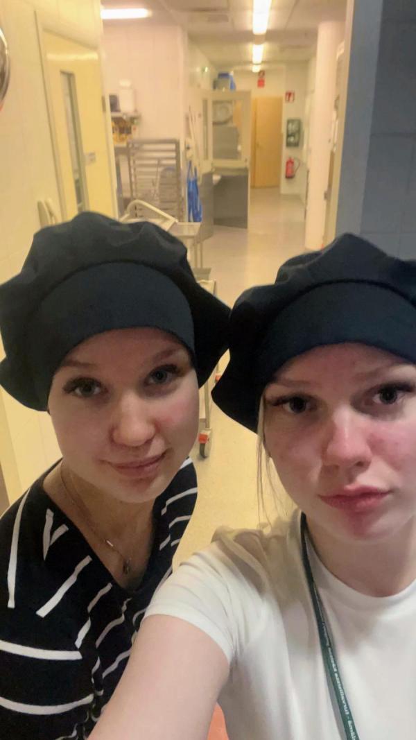 Kahden nuoren selfie keittiössä