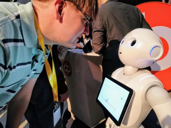 Mies ja robotti katsovat toisiaan