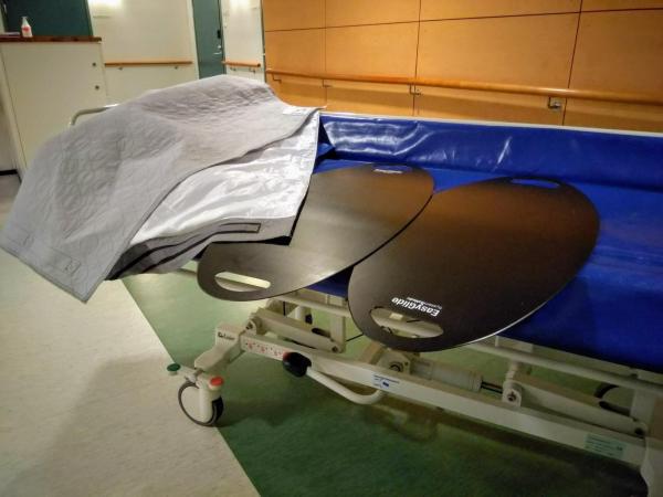 kaksi liukulautaa sairaalasängyn päällä