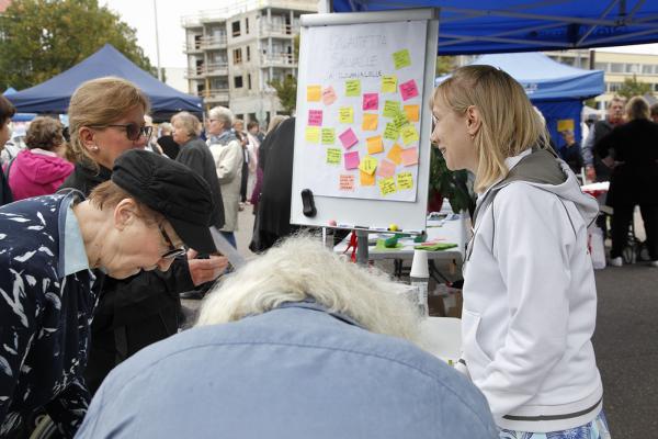 Ihmiset keskustelevat messuteltan ympärillä