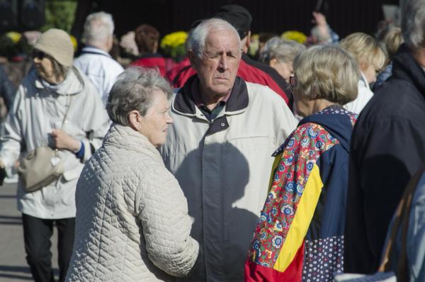 pariskunta keskustelee tuttavan kanssa