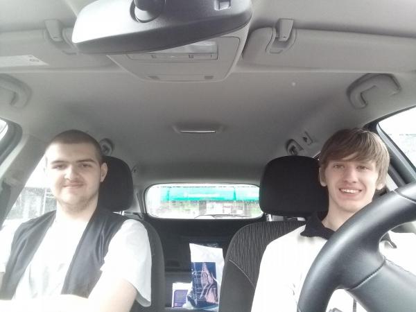 Kaksi miestä ajaa autoa