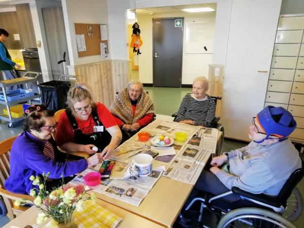 Palvelukodin asukkaat maalaavat pääsiäismunia