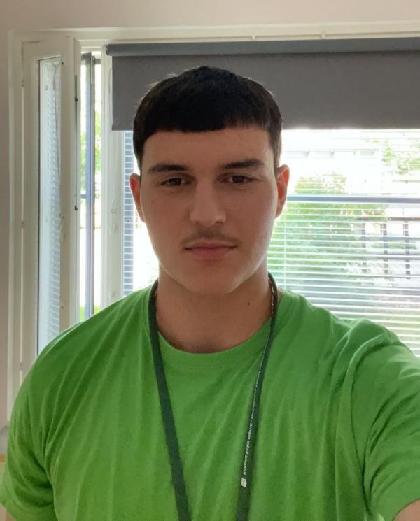 Nuori katsoo kameraan