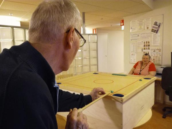 mies ja nainen pelaavat koronaa