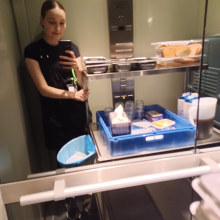 Nuori kuvaa itseään hissin peilin kautta