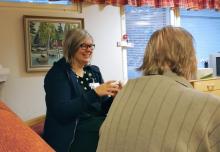 hoitaja nauraa palvelukodin asukkaan kanssa