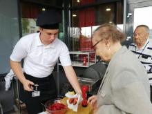 kokki tarjoilee grillimakkaraa