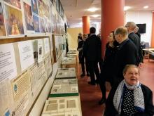 ihmiset katsovat näyttelyä