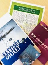 eettiset ohjeet levitettynä pöydälle