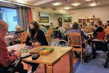 Ihmiset pelaavat lautapelejä