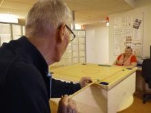 mies ja nainen pelaavat koronaa